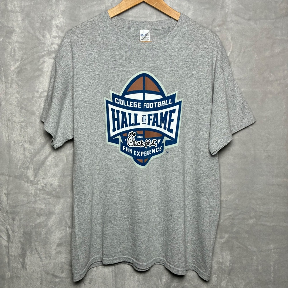 Gildan Mens College Football Hall of Fame Chick-fil-A Fan Experience T-Shirt L